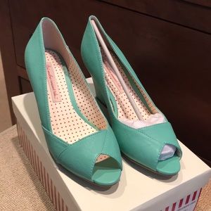 B.A.I.T. Mint Peeptoe Vintage Pumps